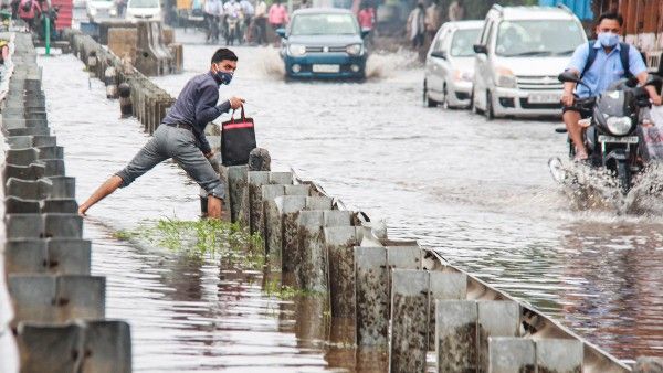 ৭১ বছরে রেকর্ড বৃষ্টি রাজধানীতে, শ্রীনগরের থেকেও নীচে নামল দিল্লির তাপমাত্রা
