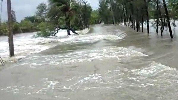 দুর্যোগের সময় কেন্দ্র রাজ্য সংঘাত নয়! শুক্রেই আকাশপথে বন্যায় ক্ষতিগ্রস্ত গ্রামগুলিতে যাবেন মমতা