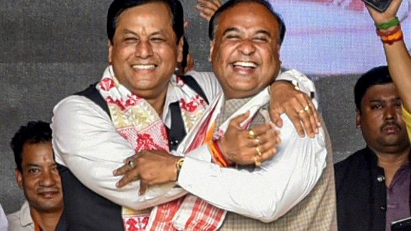 মুখ্যমন্ত্রী পদ থেকে সোনোয়ালের পদত্যাগ, অসমের কুর্সিতে হিমন্তের অধিষ্ঠানের জল্পনা নিয়ে টানটান উত্তেজনা