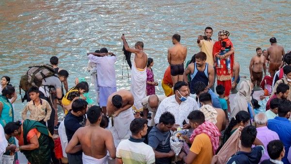 কুম্ভের সঙ্গে করোনাকে জোড়া হিন্দুত্বের অপমান! ধর্মগুরুদের ক্ষোভ প্রকাশে বাড়ছে রাজনৈতিক তরজা