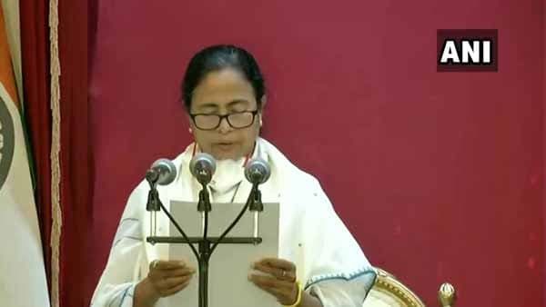 করোনা মোকাবিলাই প্রথম গুরুত্ব, তৃতীয়বারের জন্যে শপথ নিয়েই বললেন মমতা