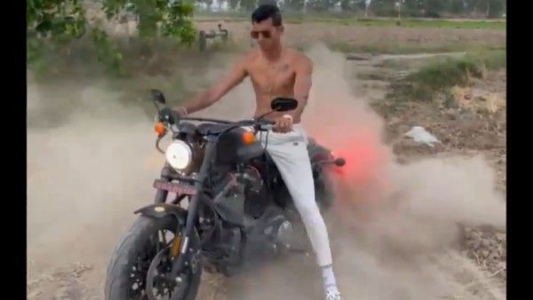 হার্লে ডেভিডসনের সিটে 'শার্টলেস' নভদীপ সাইনি, সোশ্যাল মিডিয়ায় তীব্র আলোড়ন