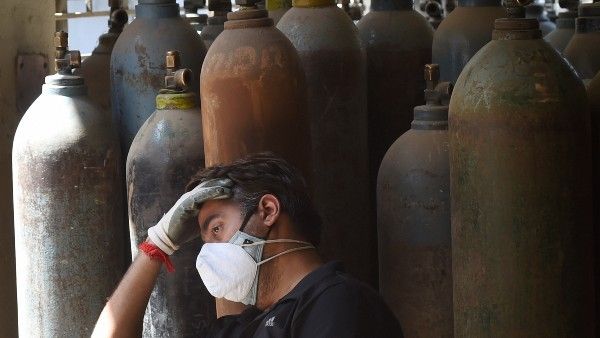 রাজধানীর বুকে অক্সিজেন পাচার চক্র! পুলিশি অভিযান চালিয়ে রাঘববোয়ালদের হদিশ