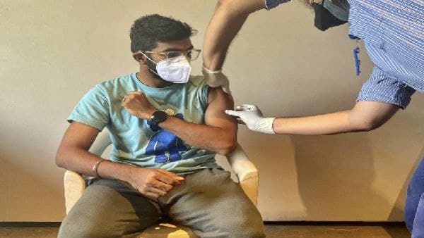 ইংল্যান্ড সফরের আগে বিরাটের দলের পেসাররা তৈরি কোভিশিল্ড নিয়ে