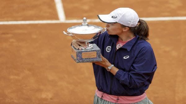 ইতালিয়ান ওপেনে বিরল নজির, ডাবল ব্যাগেল স্কোরে খেতাব জয় ইগা সোয়াতেকের