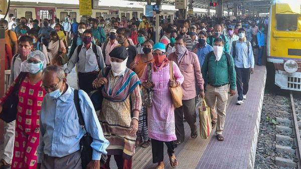 সন্ধ্যা ৭টায় লোকাল ছাড়া নিয়ে শিয়ালদহ-হাওড়া শাখায় বিভ্রান্তি! কোথায় কখন ছাড়বে শেষ ট্রেন