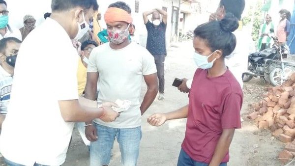 অভাবে দিনমজুর হওয়া আন্তর্জাতিক মহিলা ফুটবলারকে সাহায্যের আশ্বাস কেন্দ্র-রাজ্যের