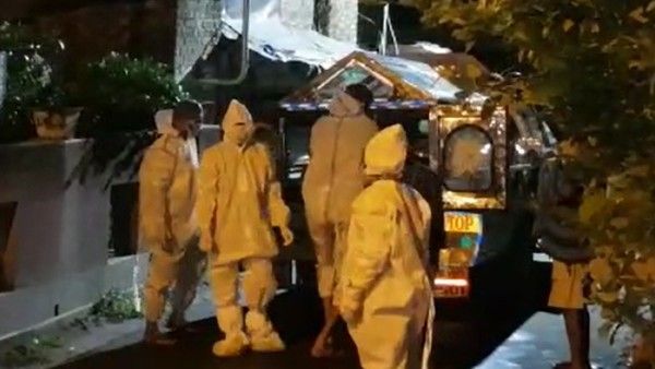 করোনা আক্রান্ত পক্ষাঘাতগ্রস্ত মায়ের সামনে পড়ে পুত্রের দেহ, চাঞ্চল্য ঠাকুরপুকুরে