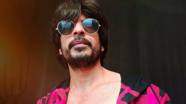 জোলির প্রেমে পাগল শাহরুখ, ডিকাপ্রিও-কে নিয়ে টানাটানি করছেন দীপিকা-করিনা, বলি তারকাদের হলিউড প্রেম