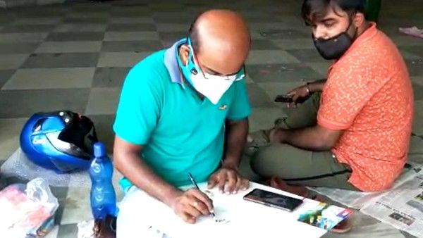 ঝড়ে বিধ্বস্ত মানুষের পাশে দাঁড়াতে রাস্তায় বসে ছবি আঁকছেন শিল্পী