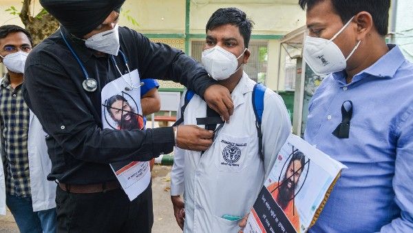 রামদেবের বিতর্কিত অ্যালোপ্যাথি মন্তব্যের জের, দেশজুড়ে চিকিৎসক‌দের ব্ল্যাক ডে পালন
