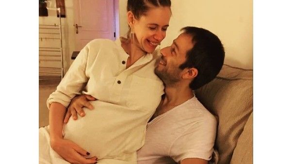 বিবাহ বন্ধনের বাইরে গর্ভবতী! নানা গুঞ্জন ঘিরে কোন কোন স্টার অভিনেত্রী বিতর্কে জড়িয়েছেন