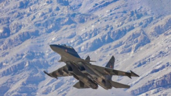 চিনের খুব কাছ দিয়ে বিমান ওড়াচ্ছে ইন্ডিয়ান এয়ারফোর্স! ঘুম উড়েছে বেজিংয়ের