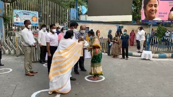 মানুষের পাশে থাকার বার্তা, ফিরহাদকে পাশে নিয়ে ফের পথে নেমে ত্রাণ বিলি মুখ্যমন্ত্রীর