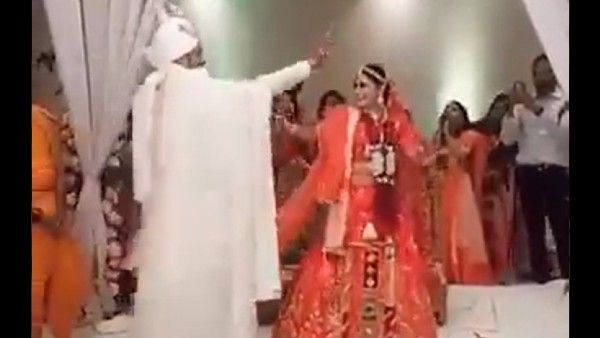 নাচতে নাচতেই সাত পাকে বাঁধা পড়লেন নব দম্পতি, ভিডিও ভাইরাল সোশ্যাল মিডিয়ায়