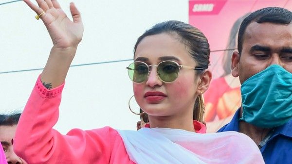 অসুস্থ তৃণমূল সাংসদ মিমি চক্রবর্তী, দেবাঞ্জনের ভুয়ো টিকা কেন্দ্রে টিকা নিয়েছিলেন অভিনেত্রী