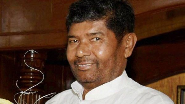 কাকার চালেই কুপোকাত চিরাগ? লোকসভায় এলজেপি-র নয়া দলনেতার দায়িত্বে নীতীশ ঘনিষ্ঠ পশুপতিই