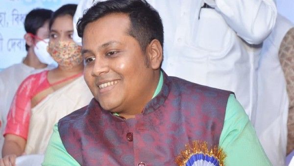 ঘুরে বেড়িয়েছেন ক্ষমতার অলিন্দে, প্রভাবশালীদের সঙ্গে থেকে দেবাঞ্জন সাজিয়েছেন প্রতারণার ছক