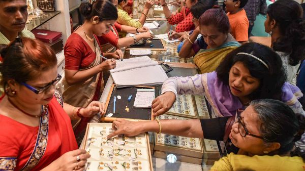 আজ বাঙালির শুভ নববর্ষ, ১৪২৮-কে বিদায় জানিয়ে ১৪২৯-কে স্বাগত জানাল বঙ্গবাসী