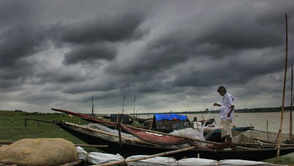 ভরা কোটালে গঙ্গার জলস্তর বৃদ্ধি ১৮ ফুট! এ আশঙ্কার মাঝেই মিলল ‘স্বস্তি’র পূর্বাভাস