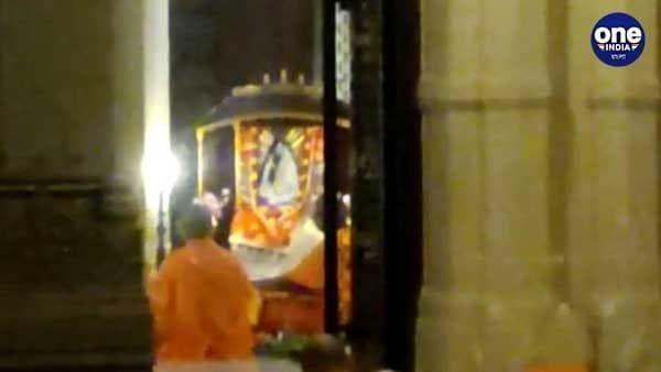 নিষ্ঠা-রীতি মেনে 'দেবী ষোড়শী' হিসাবে সারদা মা'য়ের উপাসনায় বেলুড় মঠ