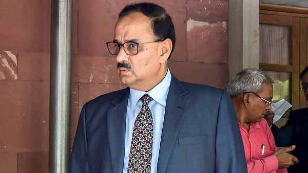 পেগাসাস নিশানায় প্রাক্তন সিবিআই প্রধান অলোক বর্মা! নজরদারির নেপথ্য কি তবে ‘রাফাল রহস্য’ ?