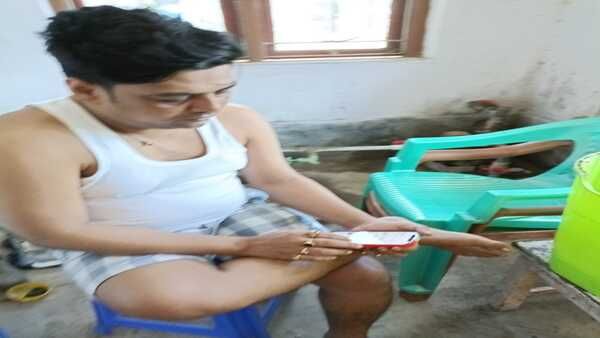 জেলবন্দি নেতার হাতে অ্যান্ড্রয়েড ফোন, কানে ব্লুটুথ হেডফোন! নজরদারি নিয়ে প্রশ্ন মৃত তৃণমূল নেতার দাদার