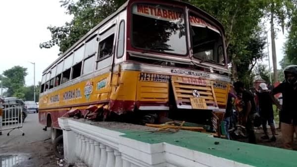 ফোর্ট উইলিয়ামের পাঁচিলে ধাক্কা মেরে ঢুকে গেল মিনিবাস, মৃত এক-আহত বহু যাত্রী
