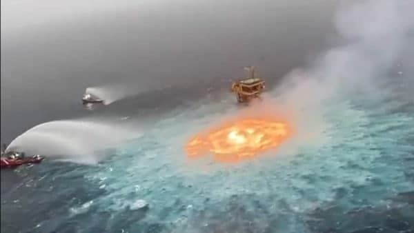 একেবারে গভীর সমুদ্রে দাউ দাউ করে জ্বলছে আগুন! অনেকে বলছেন এটা নাকি 