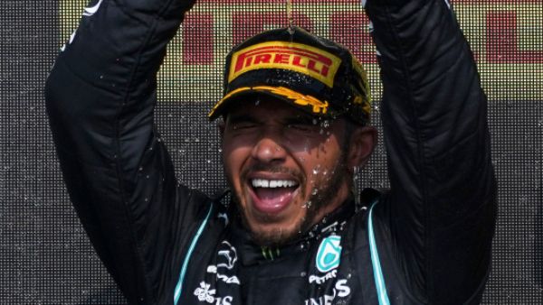 অষ্টম বারের জন্য ব্রিটিশ গ্রাঁ পি চ্যাম্পিয়ন হ্যামিলটন, প্রথম ল্যাপেই সংঘর্ষের কবলে ভেরস্টাপেন