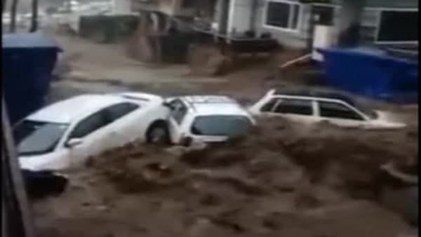 অজগরের মতো রাস্তা গ্রাস করছে কাদার স্রোত, দেখুন সেই ভয়ঙ্কর ছবি