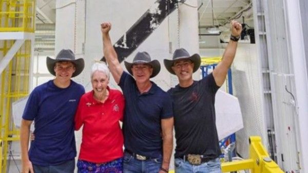 ব্যক্তিগত রকেটে চড়ে মহাকাশে পাড়ি অ্যামাজন মালিকের