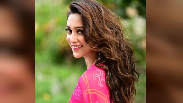 শিবু-নন্দিতার হাত ধরে এবার বলিউডে পা রাখতে চলেছেন মিমি