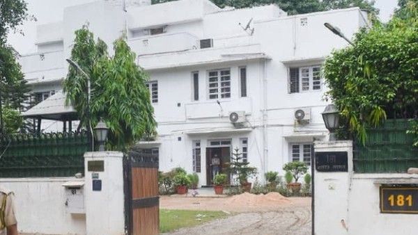 Exclusive: দিল্লিতে মুকুলের বাড়িতে মমতা, সরকারি বাংলো খালি করার নির্দেশ কেন্দ্রের