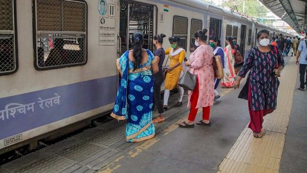 বুঝতে পারি কেউ আমার শরীর স্পর্শ করছে! শান্তিপুর লোকালে মহিলার সঙ্গে ভয়ঙ্কর ঘটনা