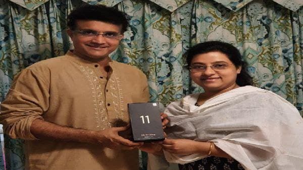 সৌরভ গঙ্গোপাধ্যায় জন্মদিনে যে মোবাইল উপহার পেলেন তার দাম জানেন?