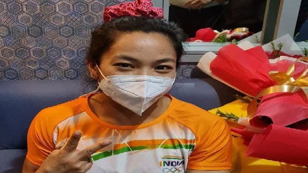 দেশে ফিরেই রাজকীয় অভ্যর্থনা পেলেন টোকিওতে রুপোজয়ী চানু, 'ভারত মাতা কি জয়' স্লোগানে বরণ