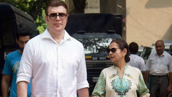 বয়সে ছোট প্রেমিককে বিয়ের পরই স্বামীর ঘন ঘন বিবাহবহির্ভূত সম্পর্কের গুঞ্জন! জারিনার প্রেম কাহিনি একঝলকে