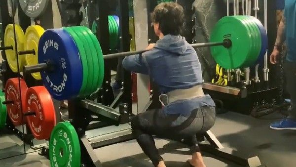 মীরাবাঈ চানুর থেকে অনুপ্রাণিত, ১৪০ কেজির ভার তুলে সিট–আপ টাইগার শ্রফের, প্রশংসা বাবা জ্যাকির