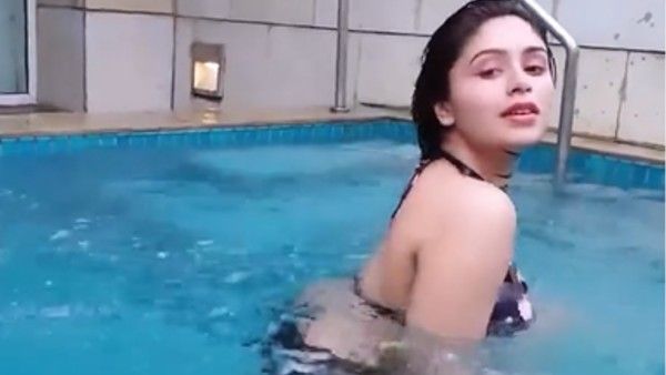 সুইমিং পুলের নীল জলে কালো বিকিনিতে জলকেলি, নেট দুনিয়ায় উষ্ণতা ছড়ালেন ঋতাভরী