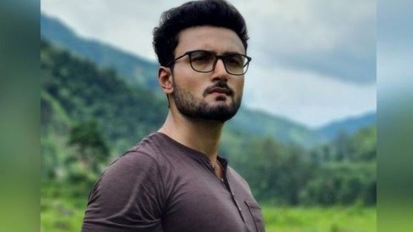 ফুল, চকোলেট ও প্রেমের প্রস্তাব শনকে, কালিম্পঙে শুটিংয়ে এসে আবদার মেটালেন মহিলা ভক্তদের