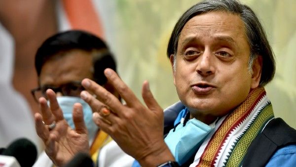 Parliamentary Committee on IT: সরাতে চেয়েছিল বিজেপি, সংসদীয় কমিটির মাথায় ফের বসলেন শশী থারুর