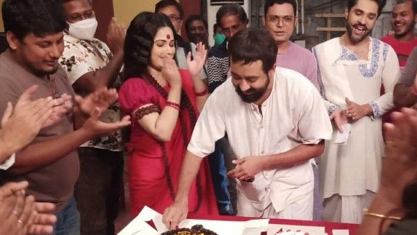 আজ আরও এক সৌরভের জন্মদিন! 'করুণাময়ী রানী রাসমণি' র সেট-এ 'গদাই ঠাকুর'কে ঘিরে হইচইয়ের ভিডিও দেখুন