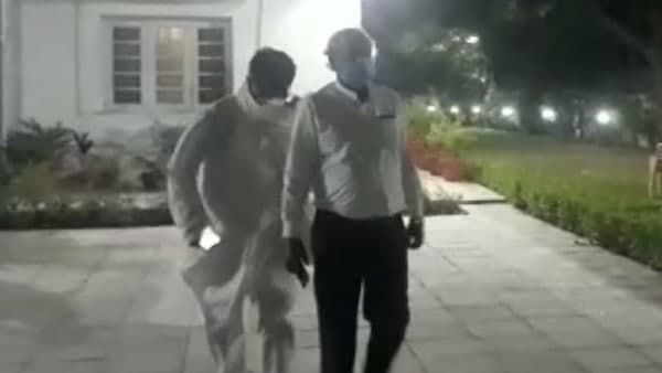 কাপড়ে মুখ ঢেকে মুকুলে বাড়িতে 'শুভেন্দু ঘনিষ্ঠ' সুনীল মন্ডল! দীর্ঘক্ষণ বৈঠকে জোরাল হচ্ছে দলবদলের সম্ভাবনা