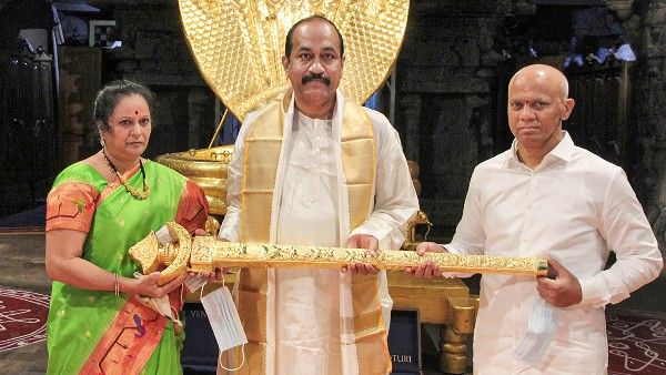 করোনা পরিস্থিতির মধ্যেও ভক্ত ১ কোটি টাকার তলোয়ার দান করল তিরুপতিতে