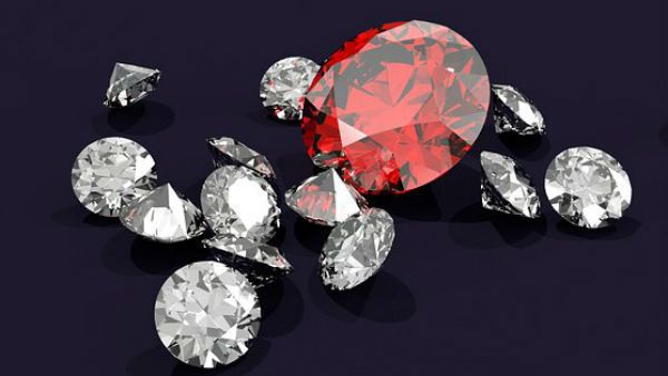 কোটি কোটি টাকার জালিয়াতি মোদী-রাজ্যে! ডায়মন্ড কারখানার ২৩ ইউনিটে আয়কর হানা