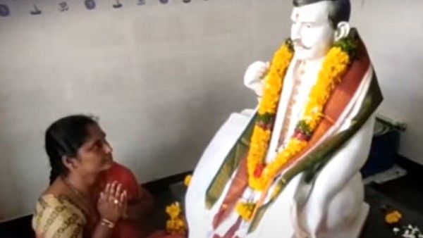 প্রেমকে অমর করে রাখতে স্বামীর জন্য মন্দির তৈরি করলেন পদ্মাবতী, মূর্তি গড়ে নিত্য পুজো স্ত্রীর