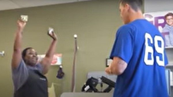 একটা চুল কেটে ৩৭ হাজার টাকা বকশিস!‌ দাতার উদার মনোভাব দেখে অভিভূত নেট দুনিয়া