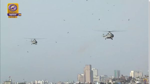 পতাকা উত্তোলনের পরেই লালকেল্লার দিকে এগিয়ে আসল Mi-17 1V হেলিকপ্টার! তৈরি হল নতুন ইতিহাস