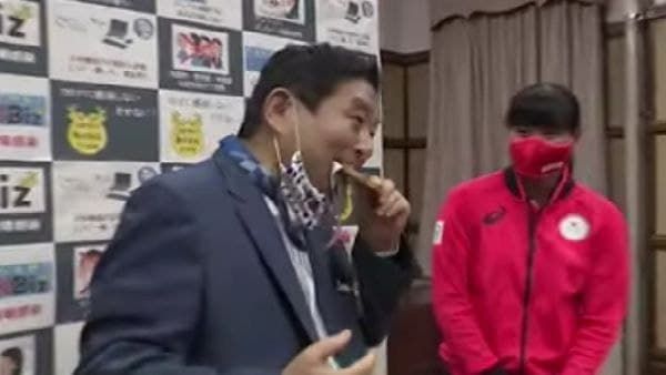 করোনা-বিধি ভুলে মেয়রের সুপ্ত বাসনার সোনায় কামড়! বিব্রত জাপানের মহিলা অলিম্পিয়ান মিউ গোতো